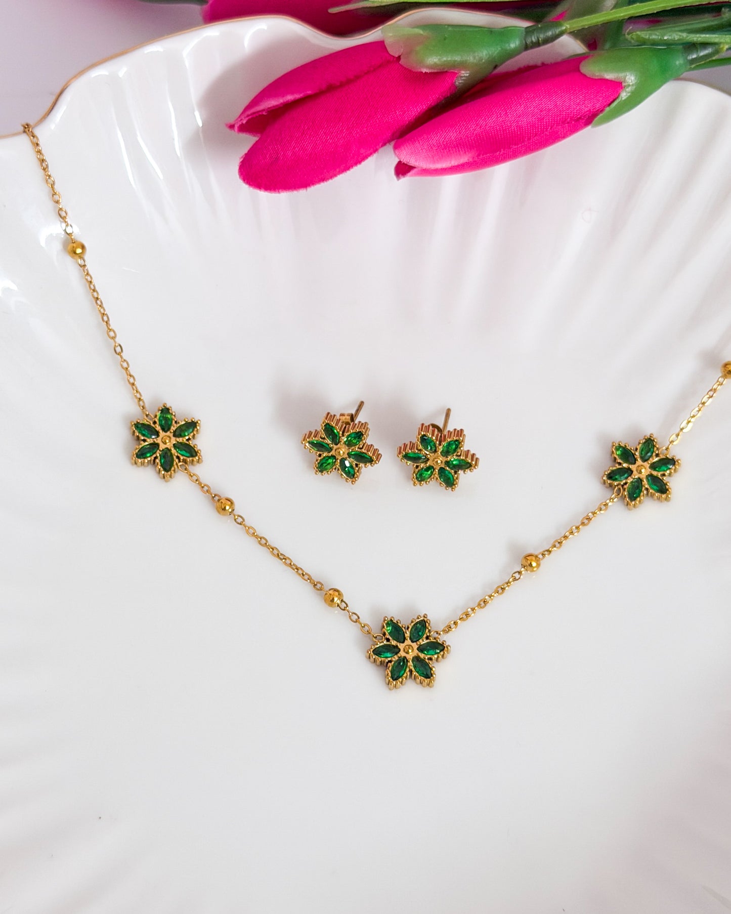 Green stone flower necklace with studs