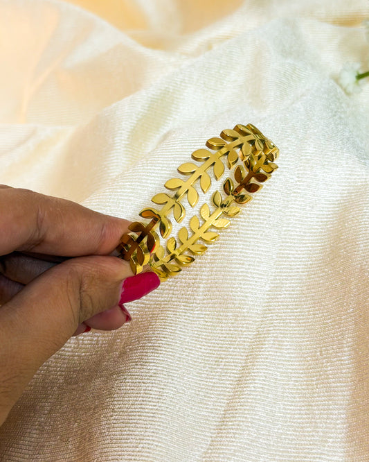Leafy thin wrist bracelet