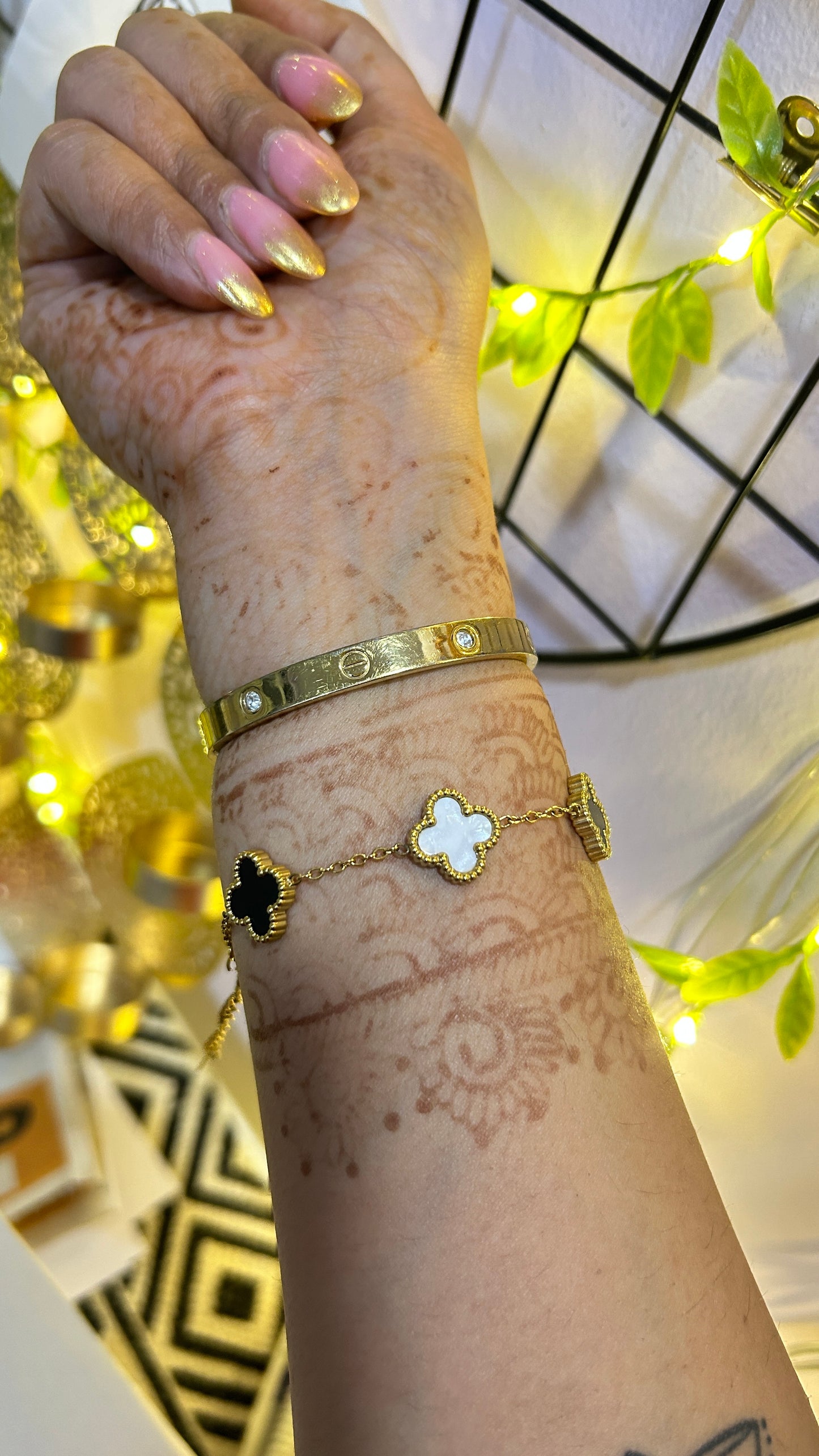 Reversible black and white clover bracelet