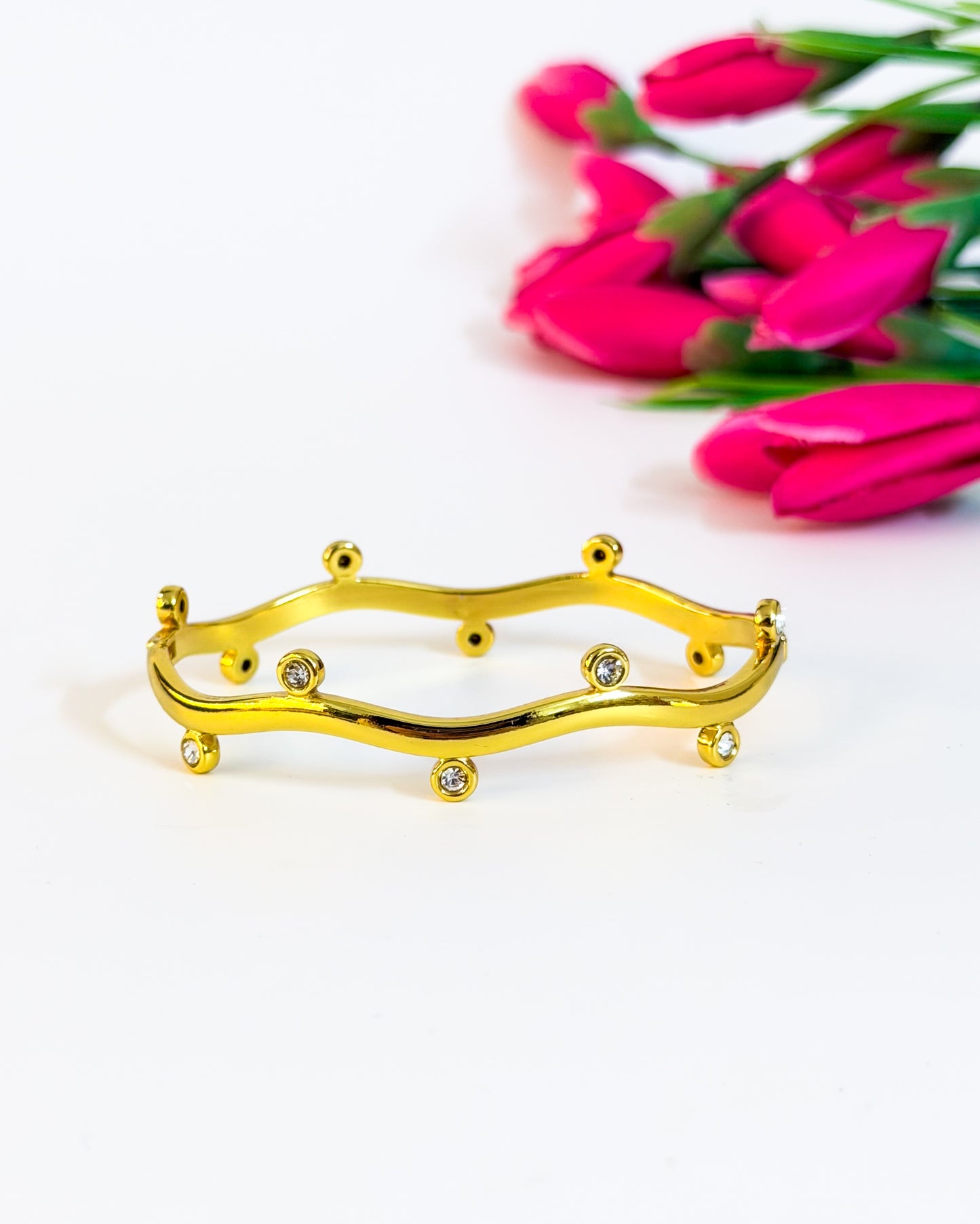 Wavy studded bracelet