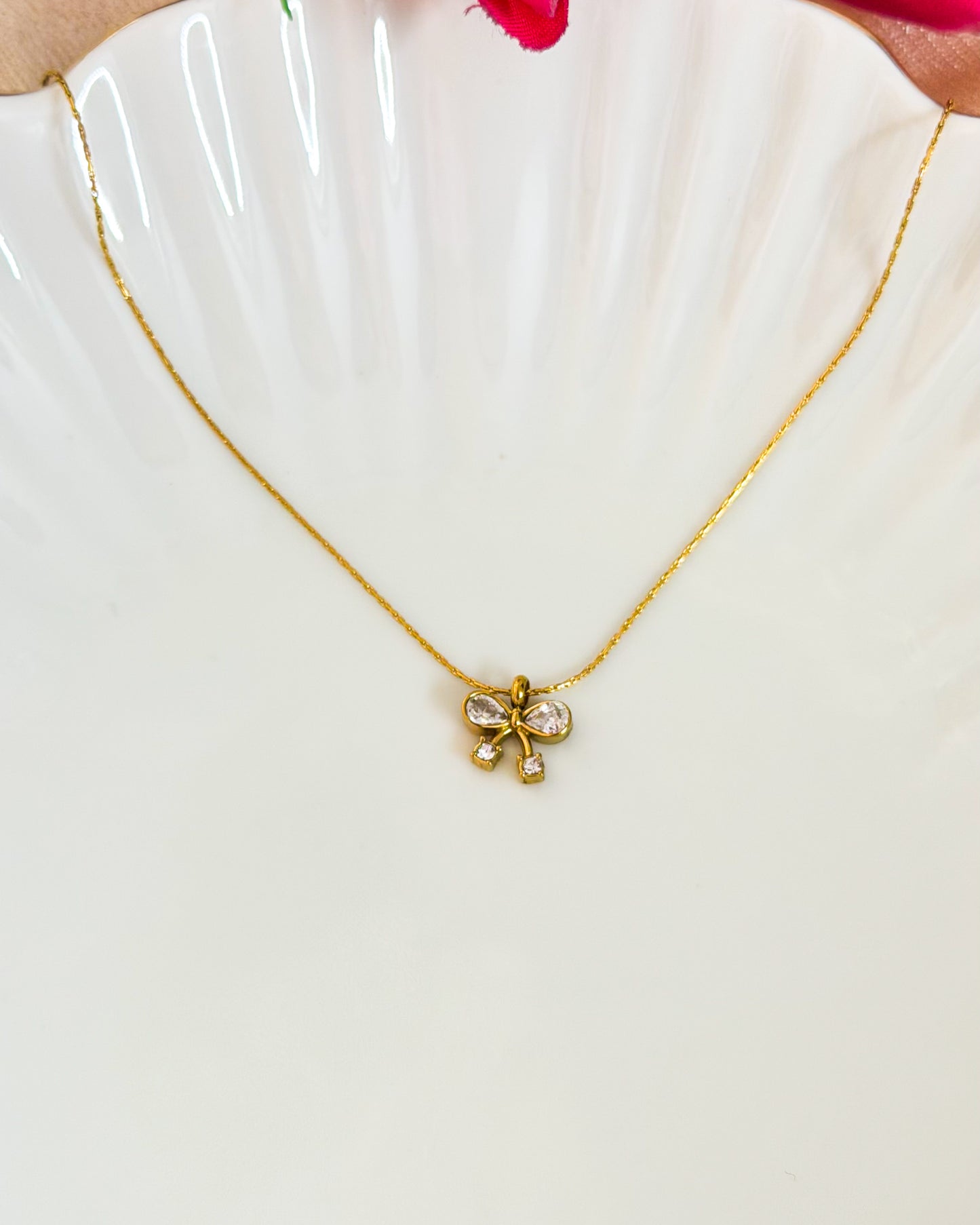 White mini bow necklace