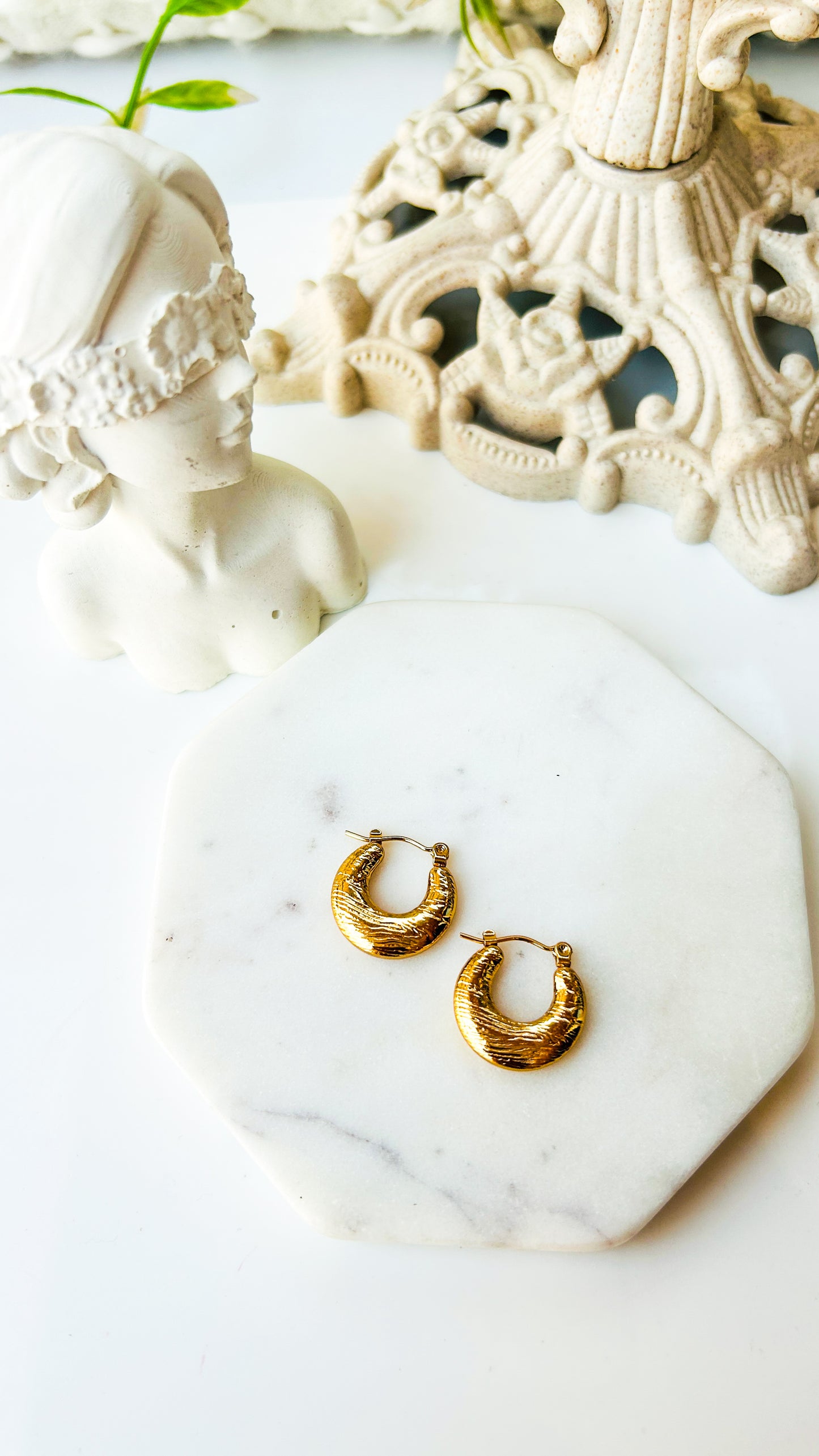 Textured round hoops