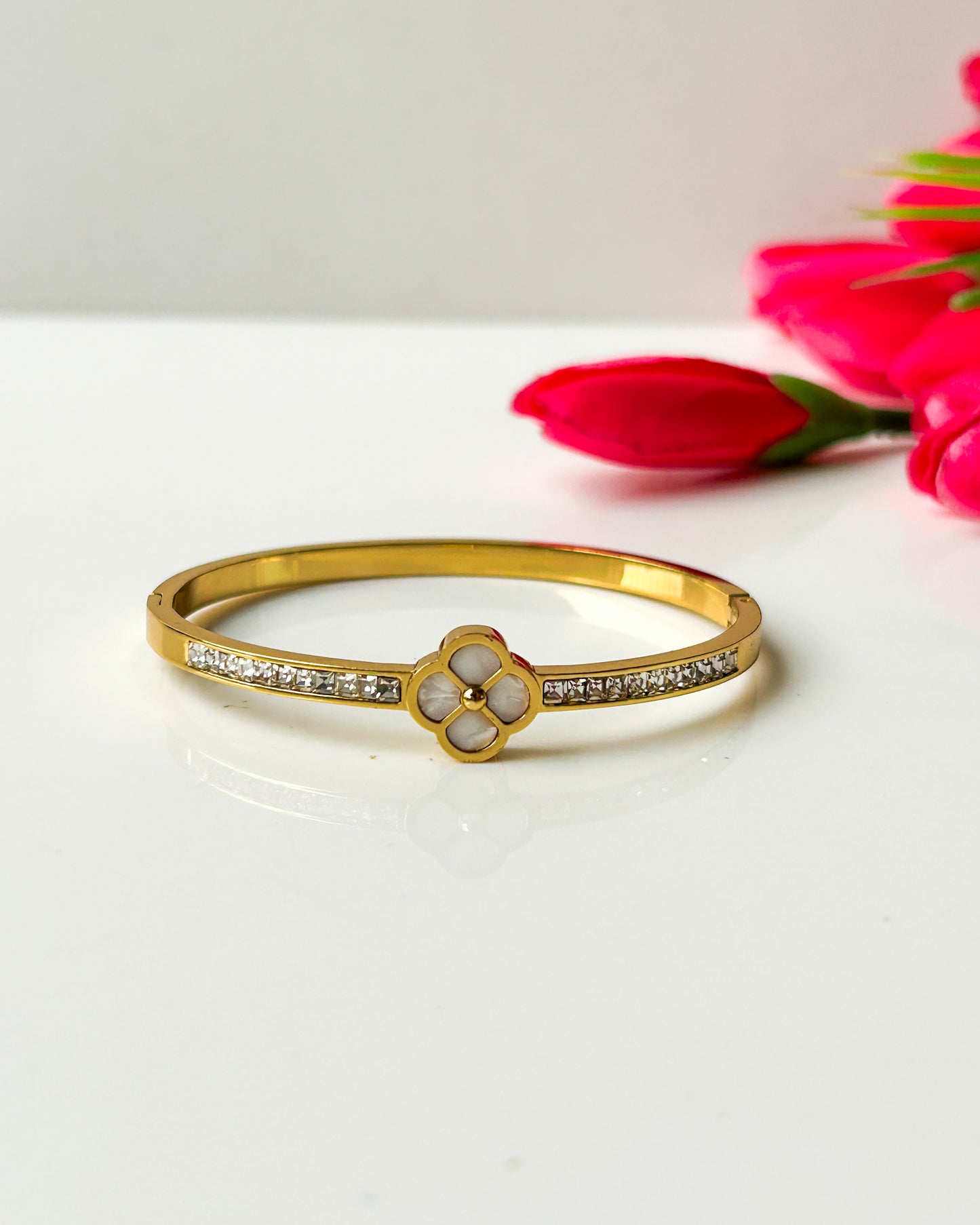 Clover thin wrist bracelet