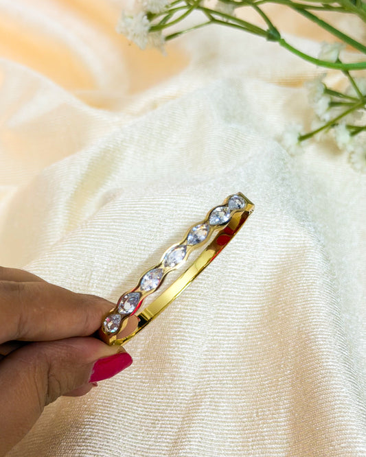 Viral leafy stone thin wrist bracelet