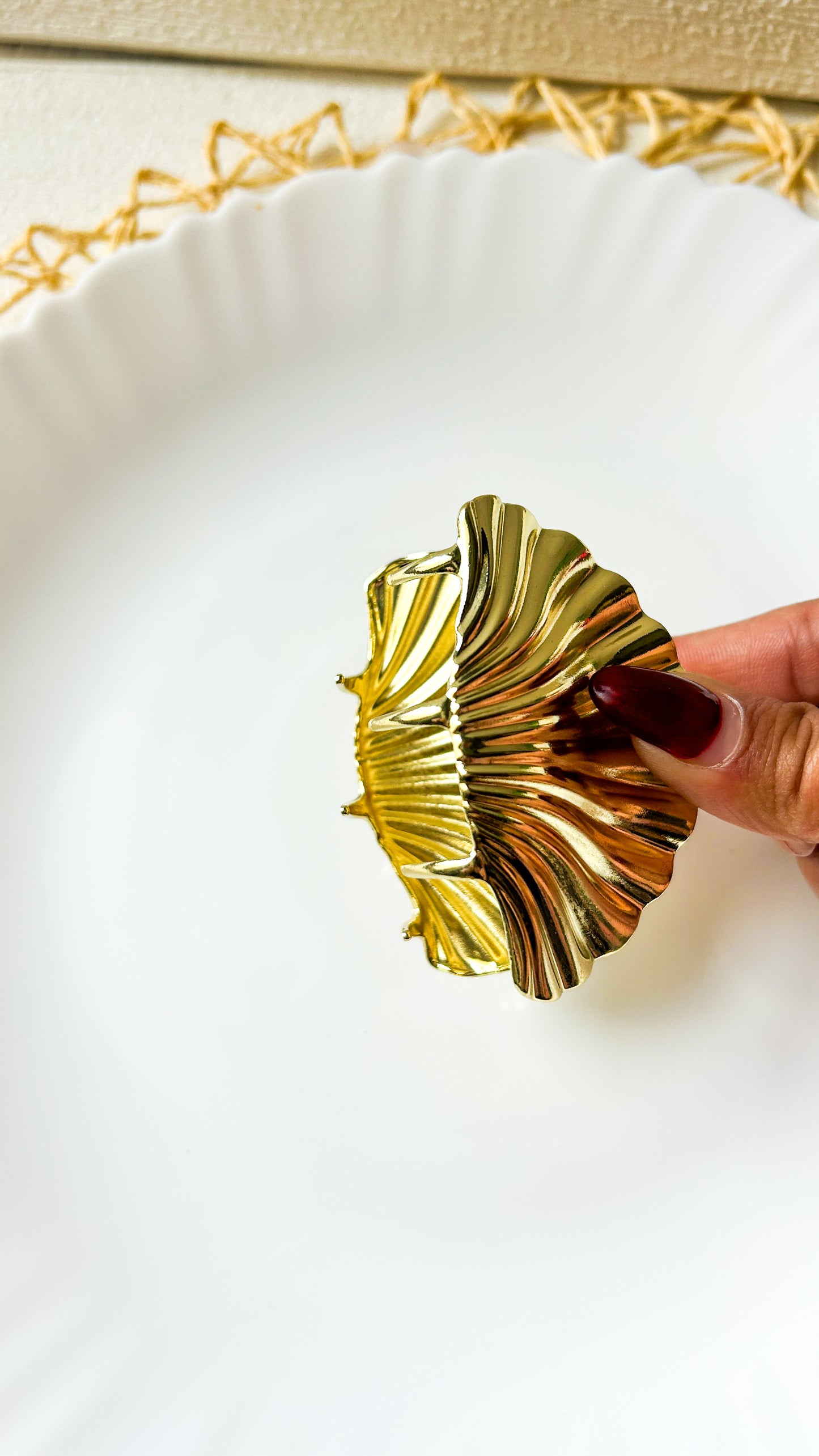 Shell claw clip