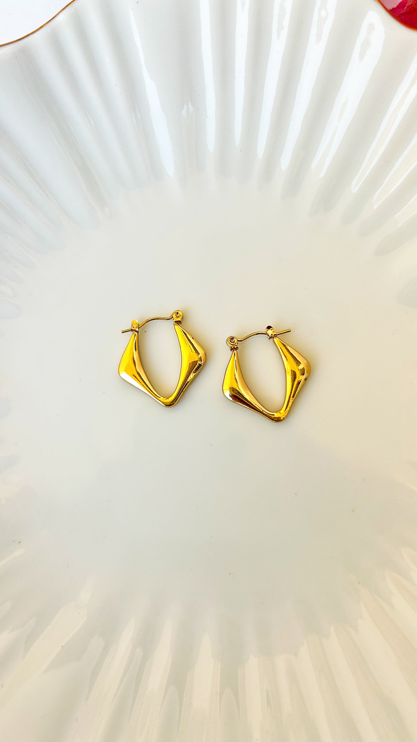 Geometric v shaped hoops
