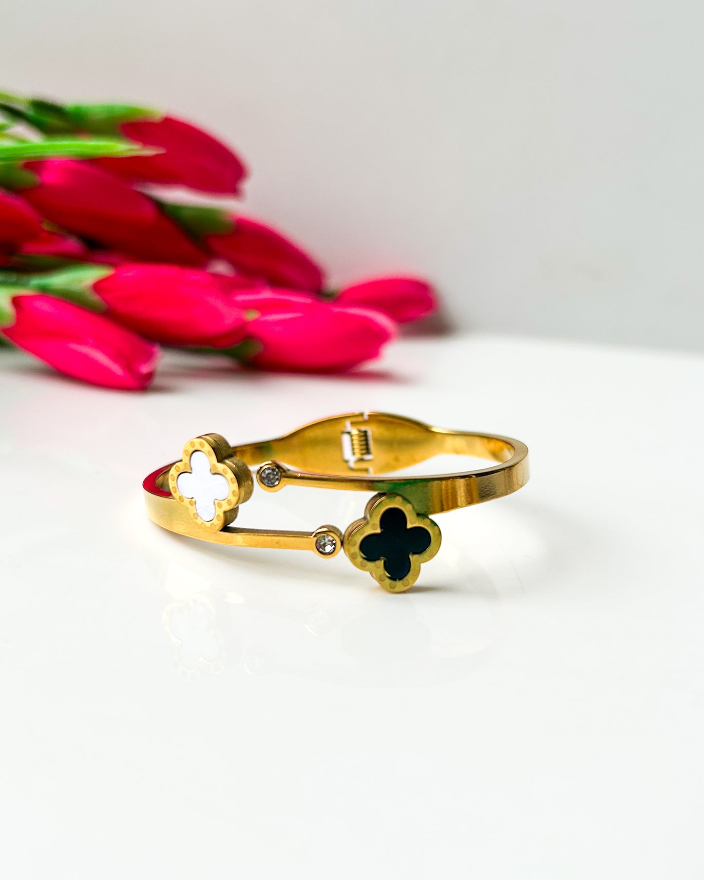 Dual clover thin wrist / baby size bracelet