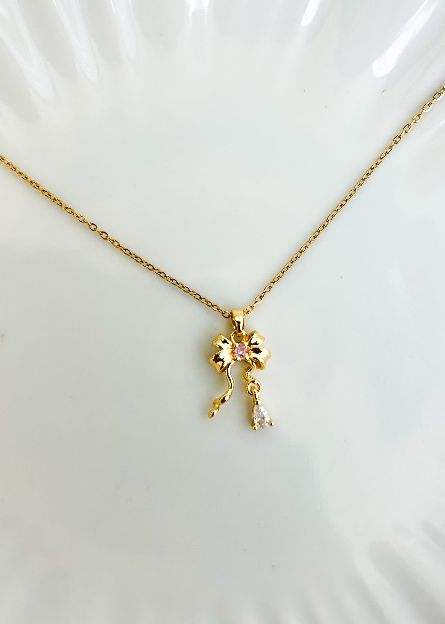 Delicate bow necklace