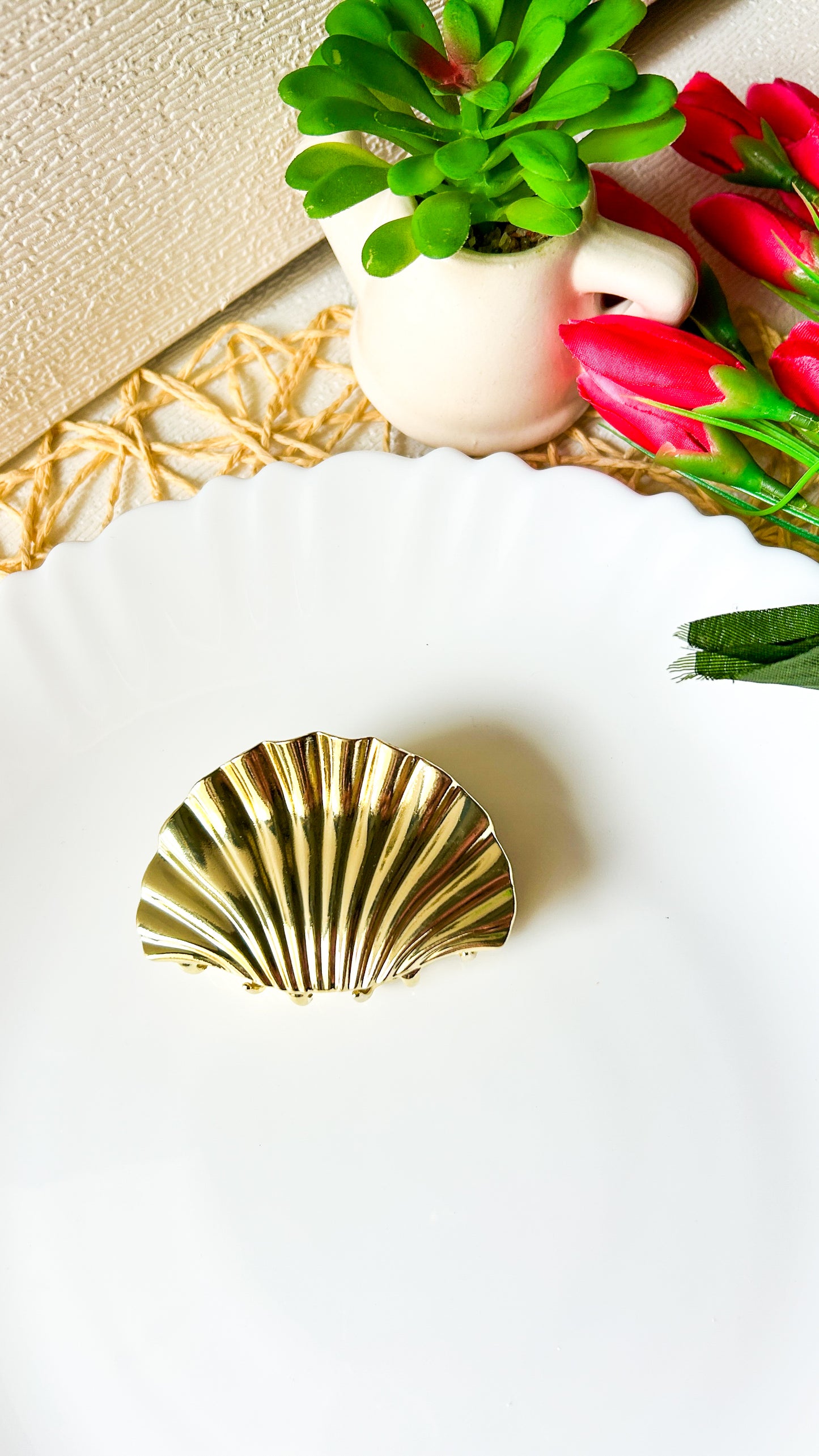 Shell claw clip