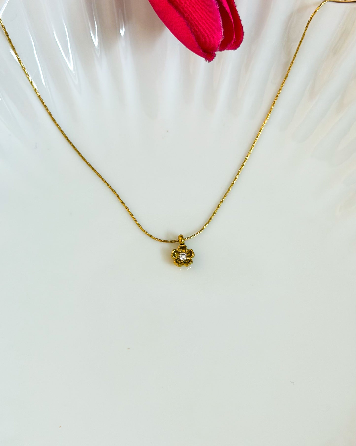 Mini gold flower necklace