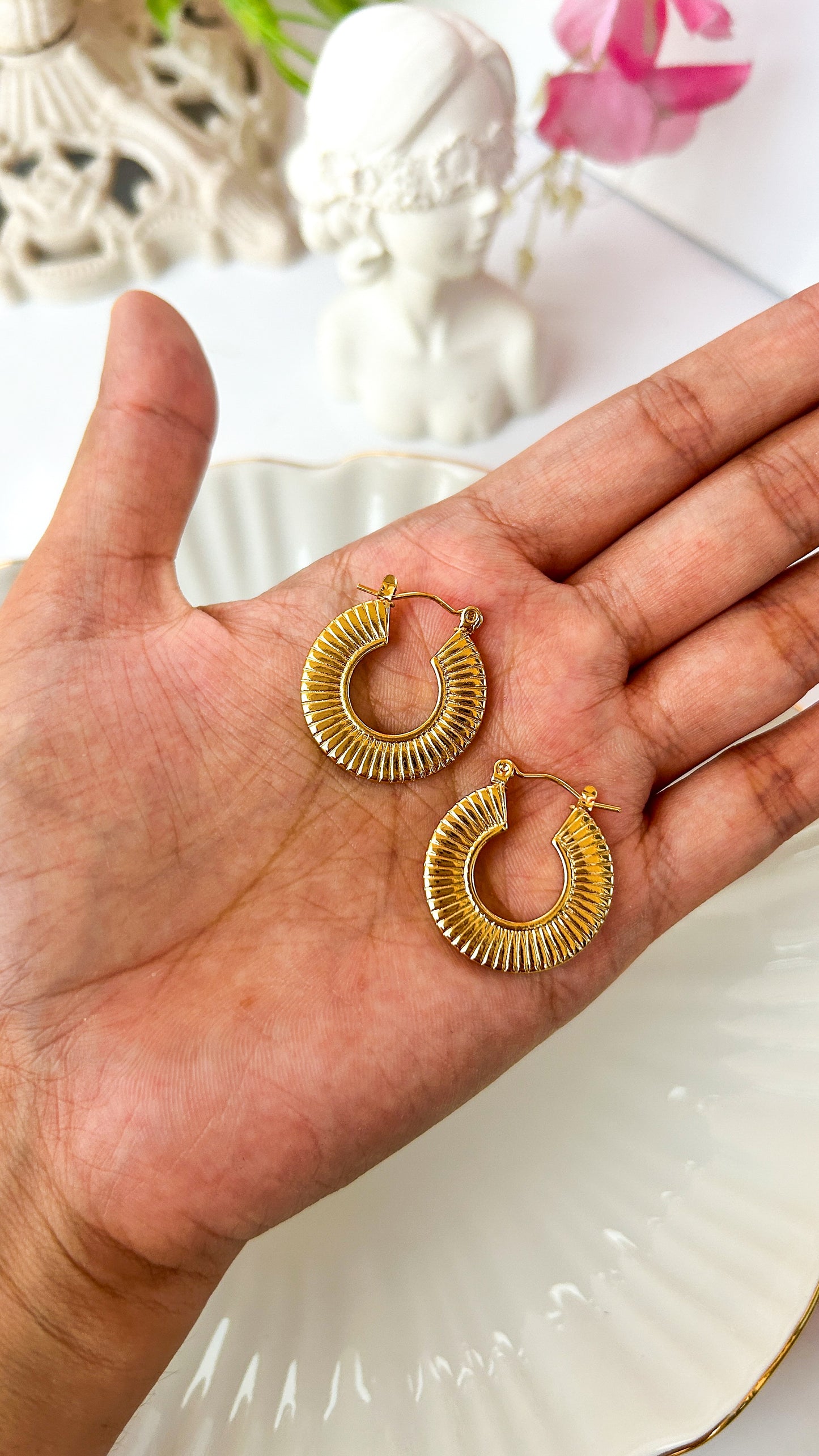 Detailed flat hoops