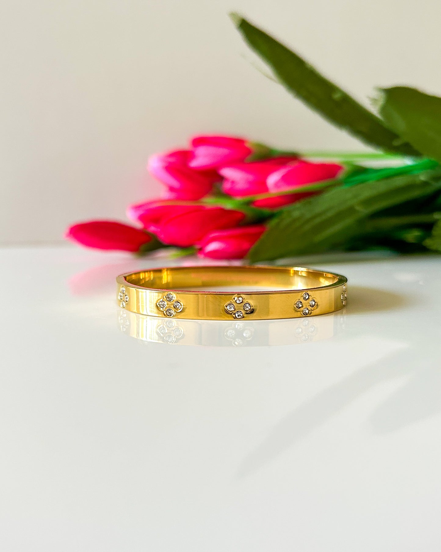 Floral stone thin wrist bracelet