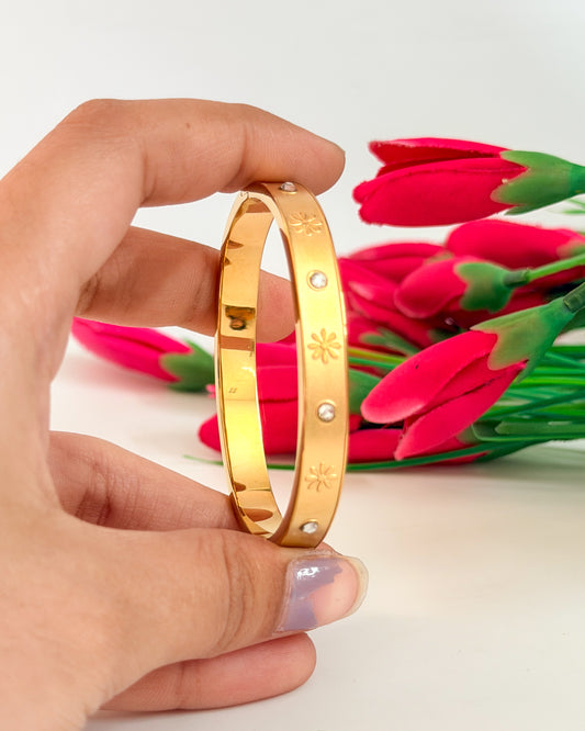 Flower engrave thin wrist/ baby size bracelet
