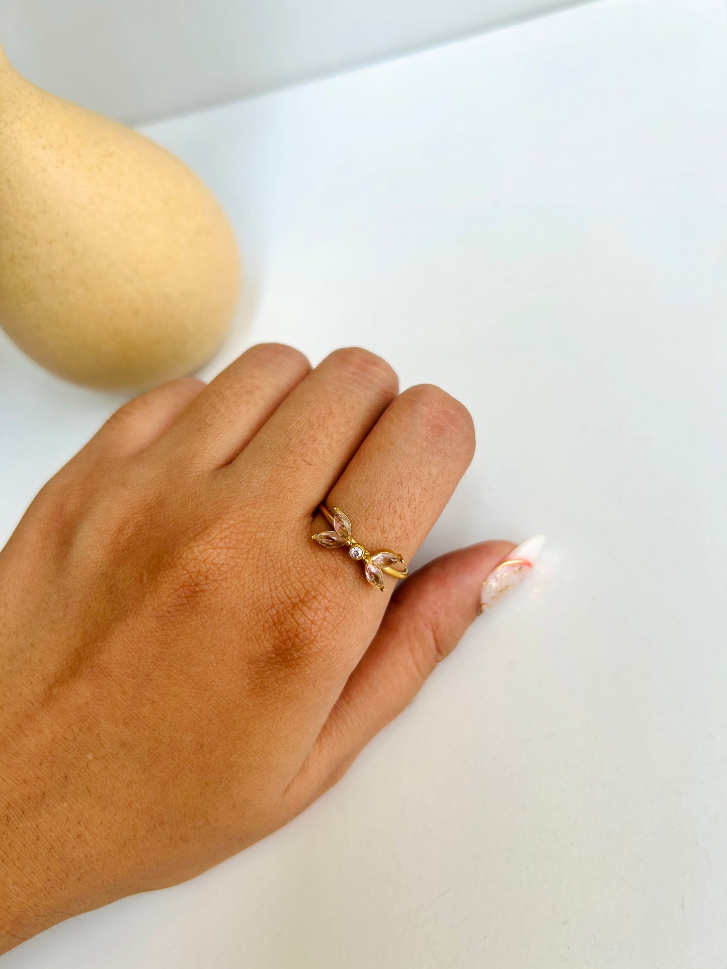 Delicate adjustable ring