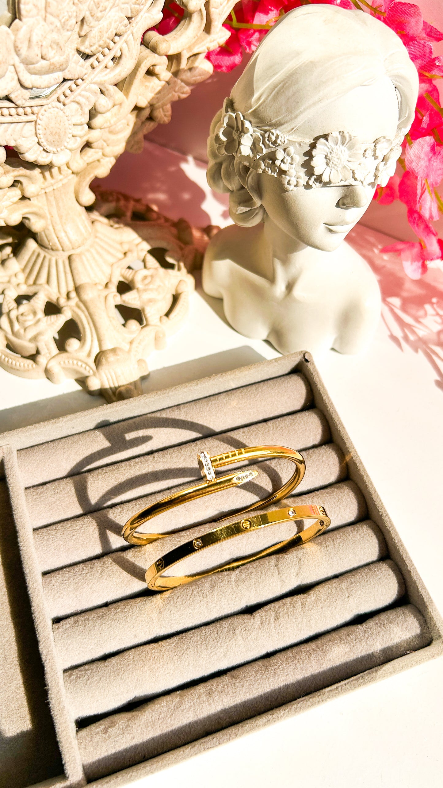 Studded nail & thin cartier combo