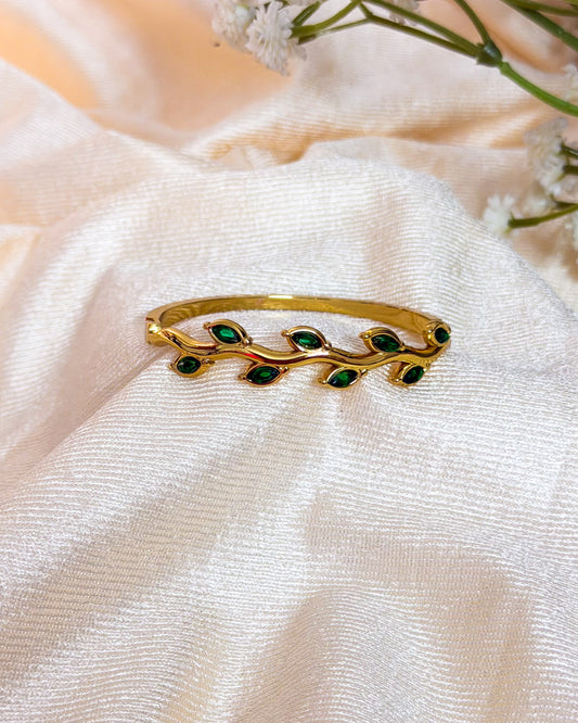 Green leaf stone, thin wrist bracelet