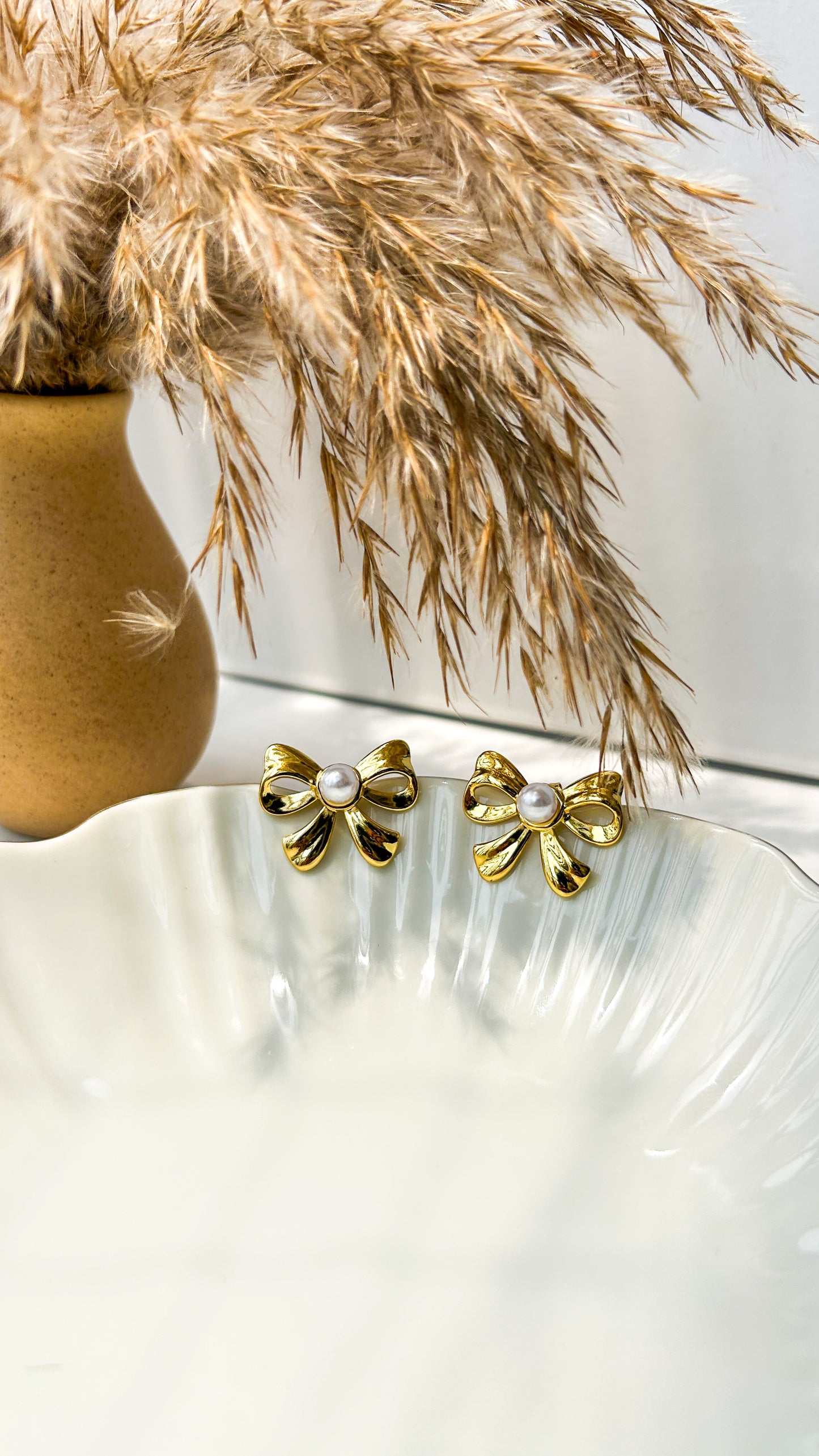 Pearly bow earrings
