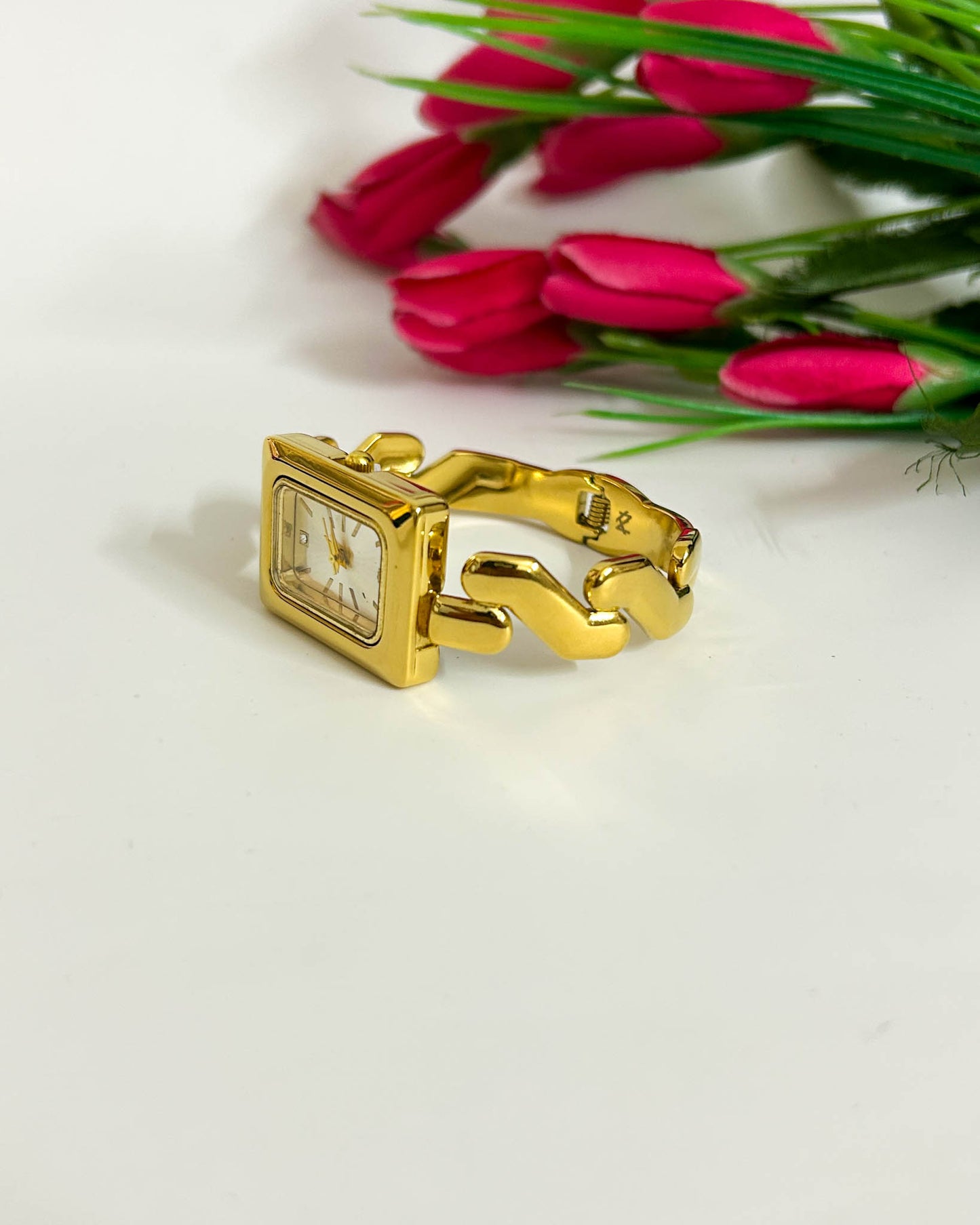 Geometric thin wrist baby size watch