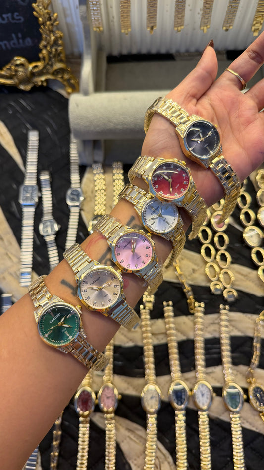 Round studded classic vintage watch ￼