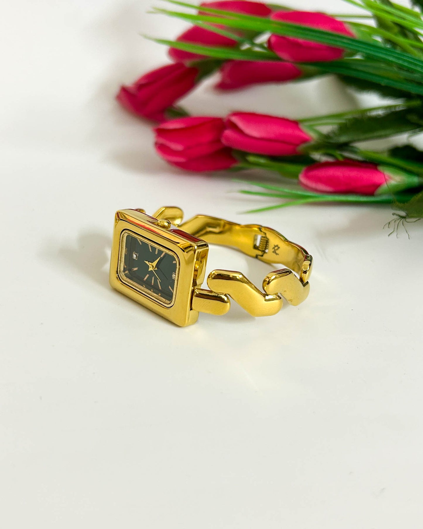 Geometric thin wrist baby size watch