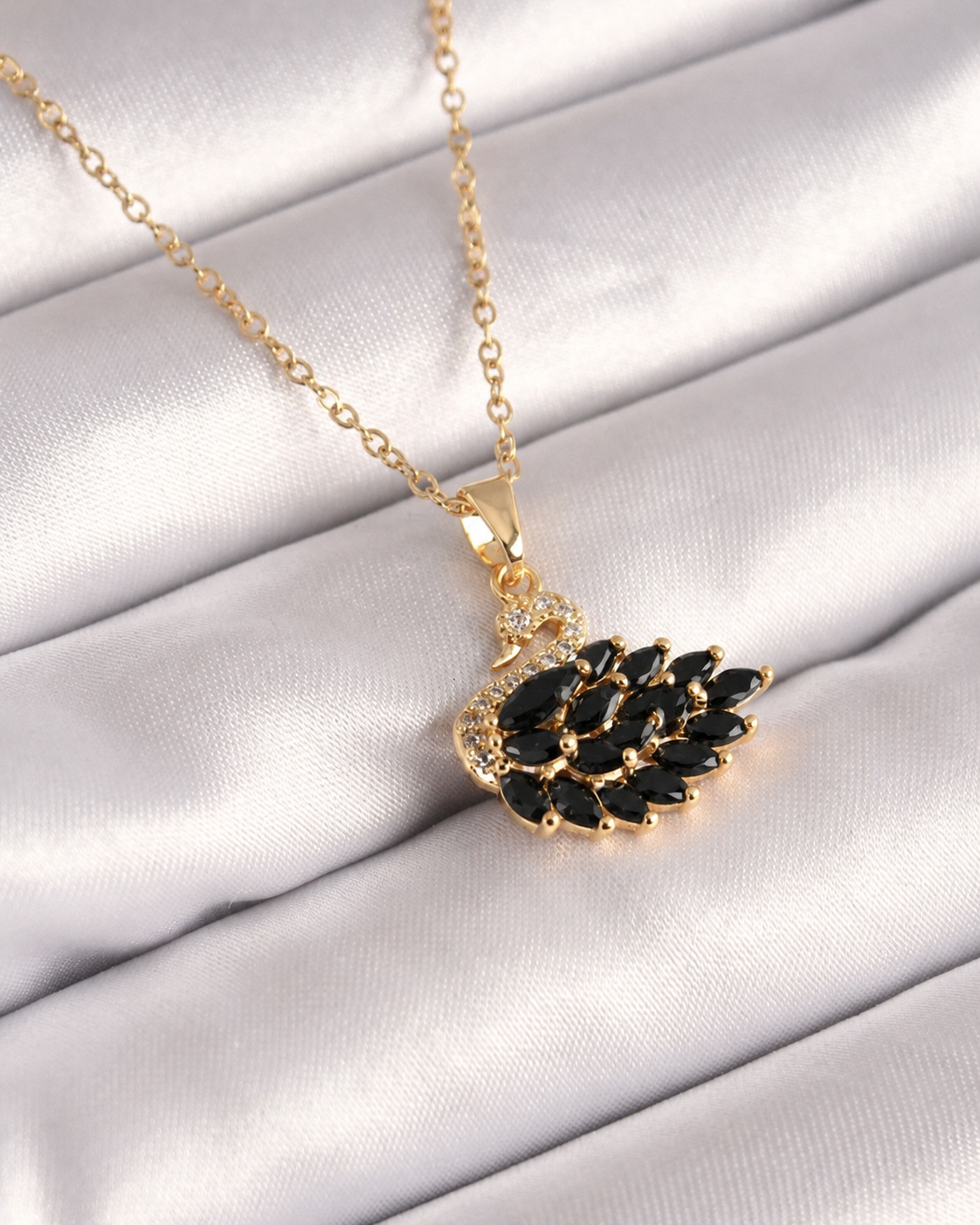 Swan necklace  ￼