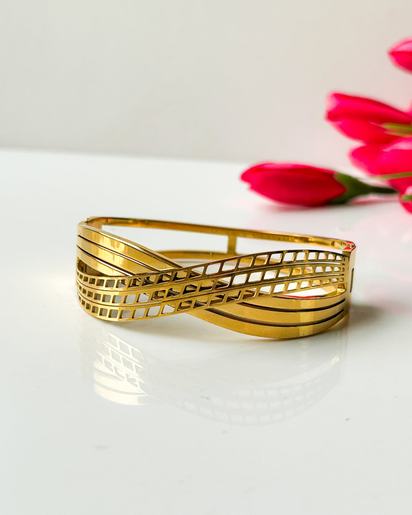 Geometric infinity bracelet