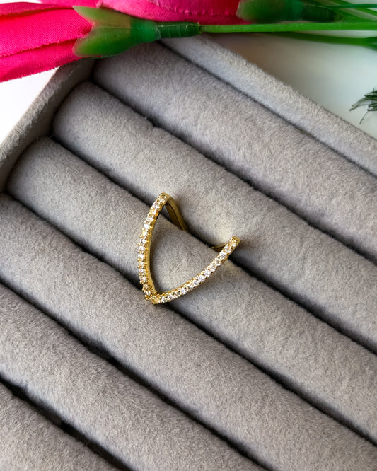 Studded V gold ring