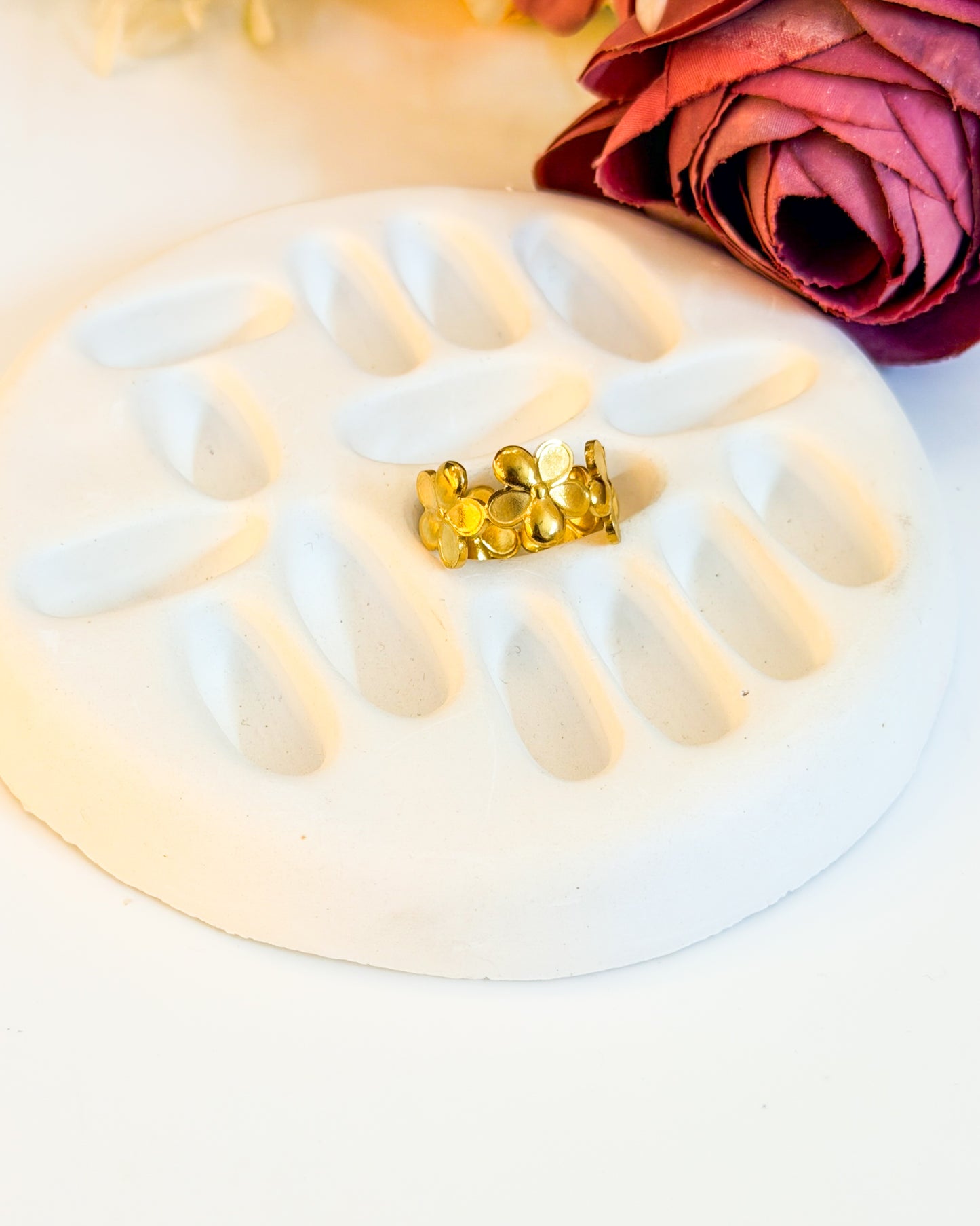 Pretty flower adjustable ring