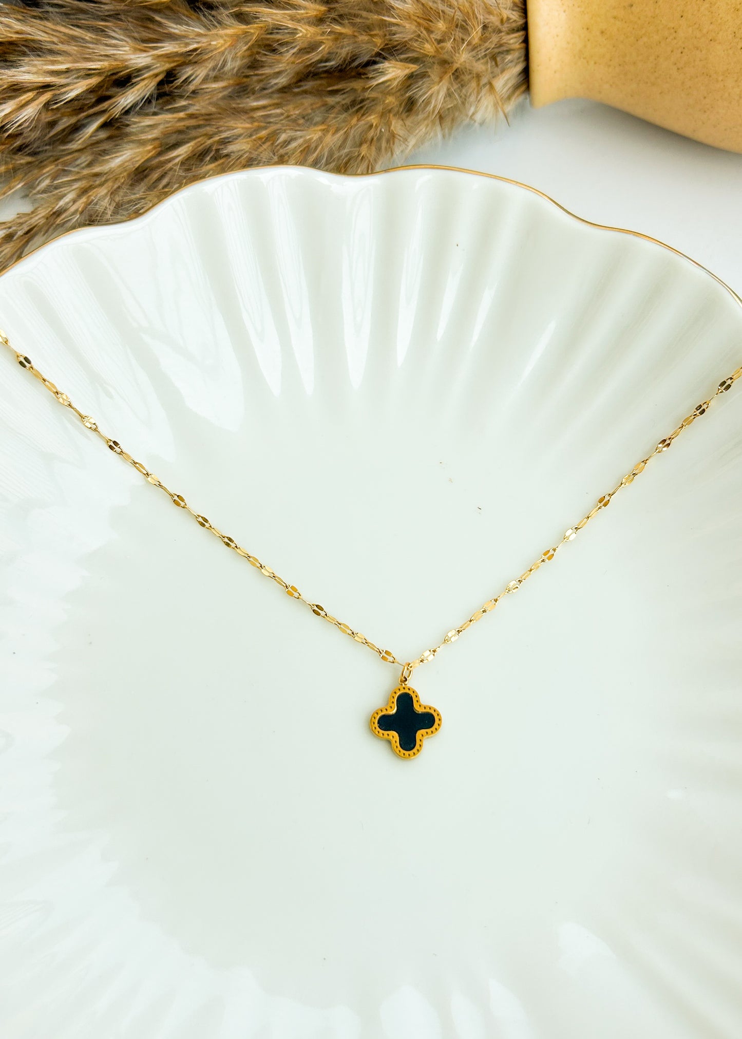 Dainty clover necklace
