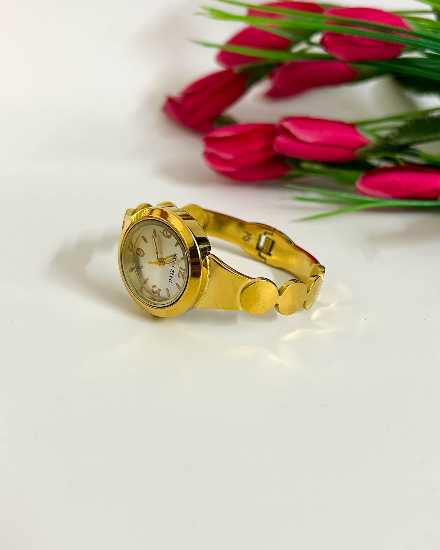 Round pattern thin wrist baby size watch