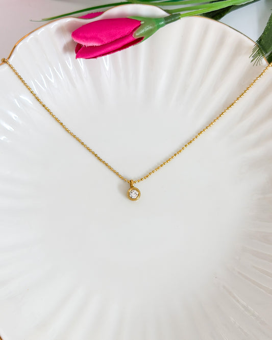 Structured solitaire necklace