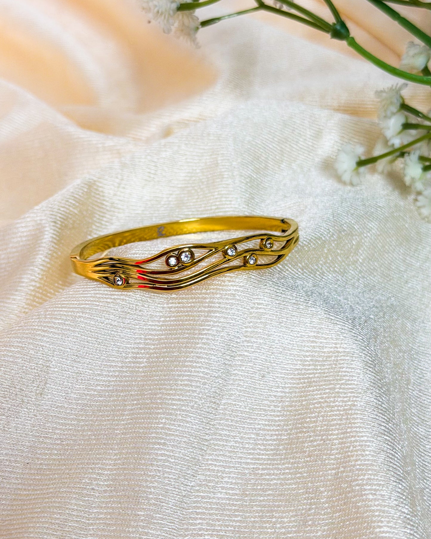 Wave with round stone bracelet