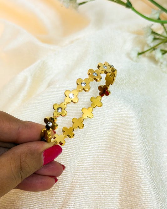 Studded clover thin wrist baby size bracelet