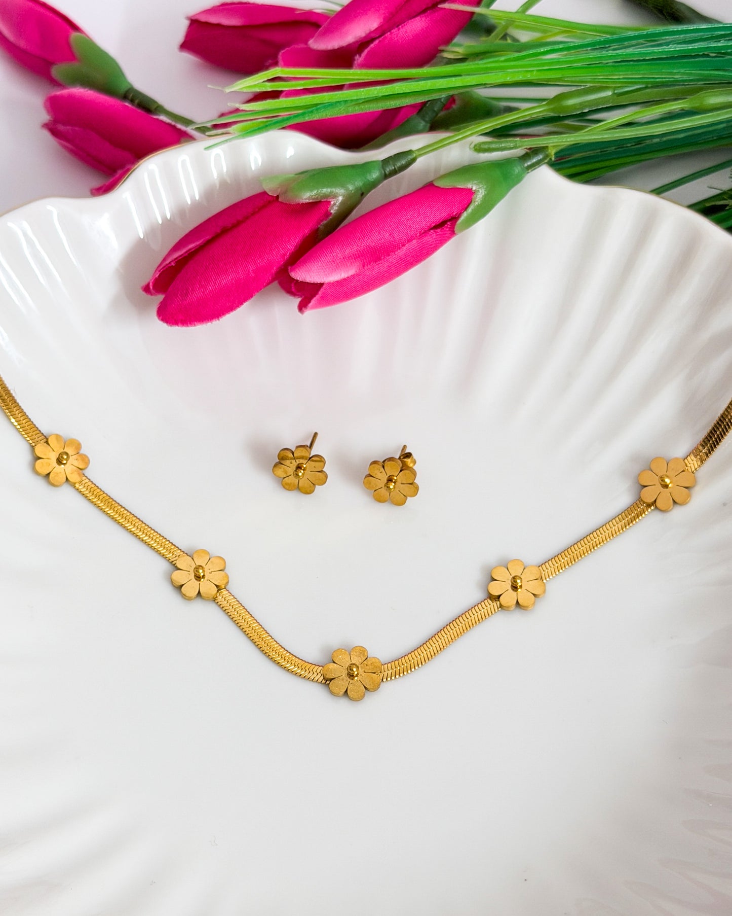 Flower snake chain with studs