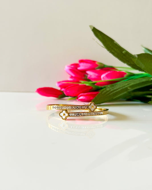 Studded clover thin wrist / baby size bracelet