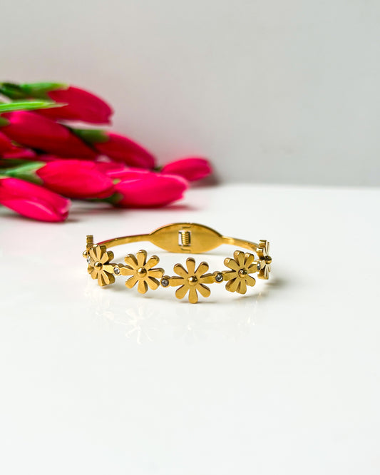 Daisy thin wrist bracelet