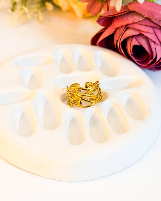 Wavy detailed adjustable ring