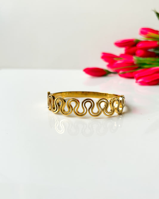 Wavy patterned bracelet