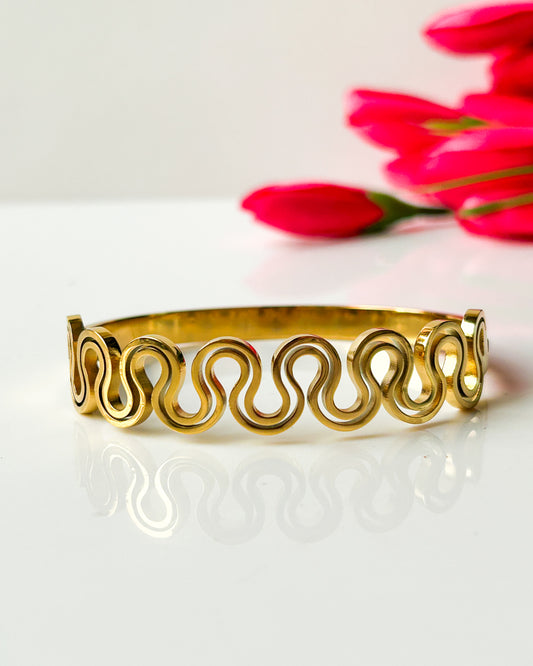 Wavy patterned bracelet