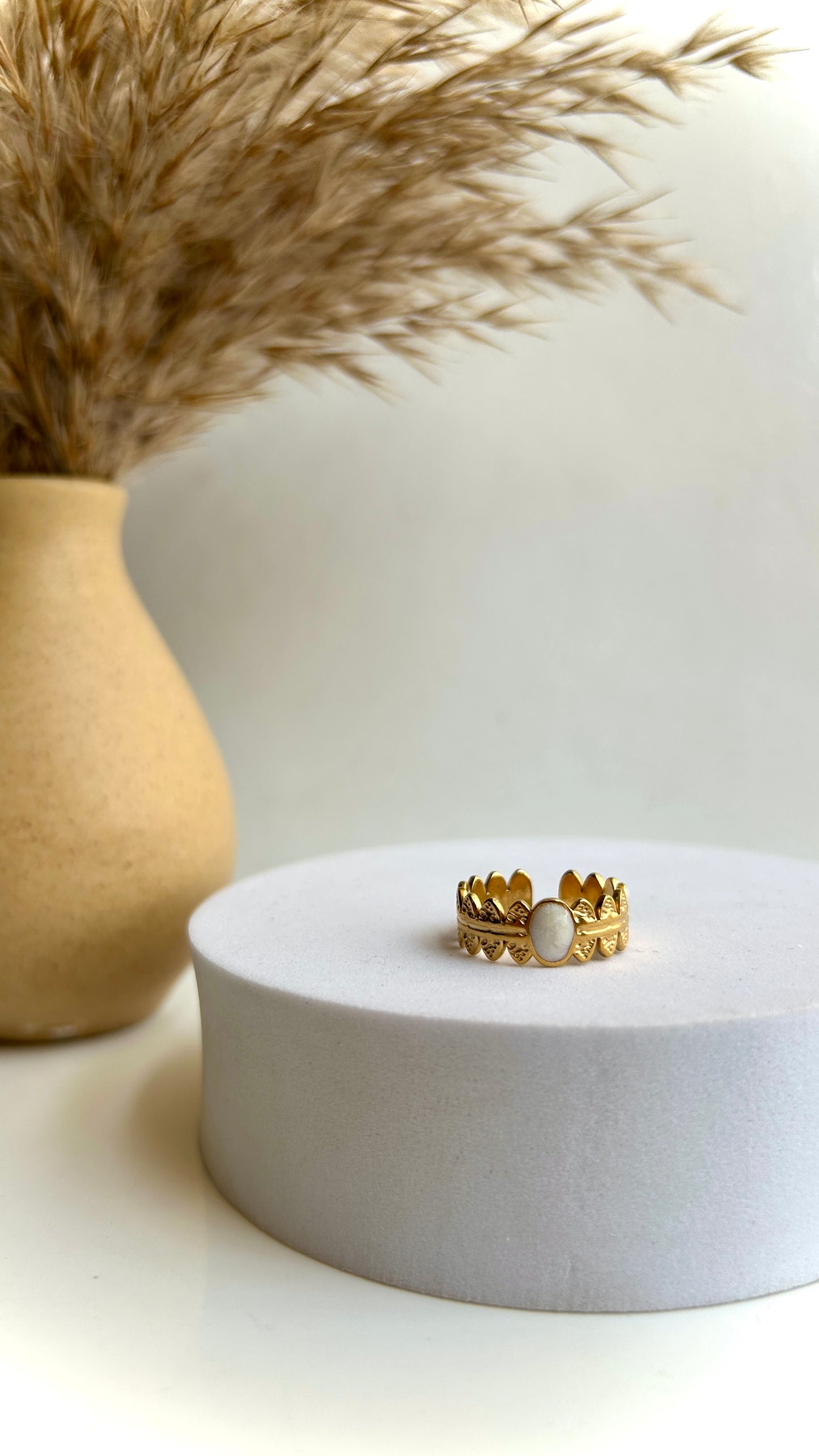 Leafy pearl adjustable band