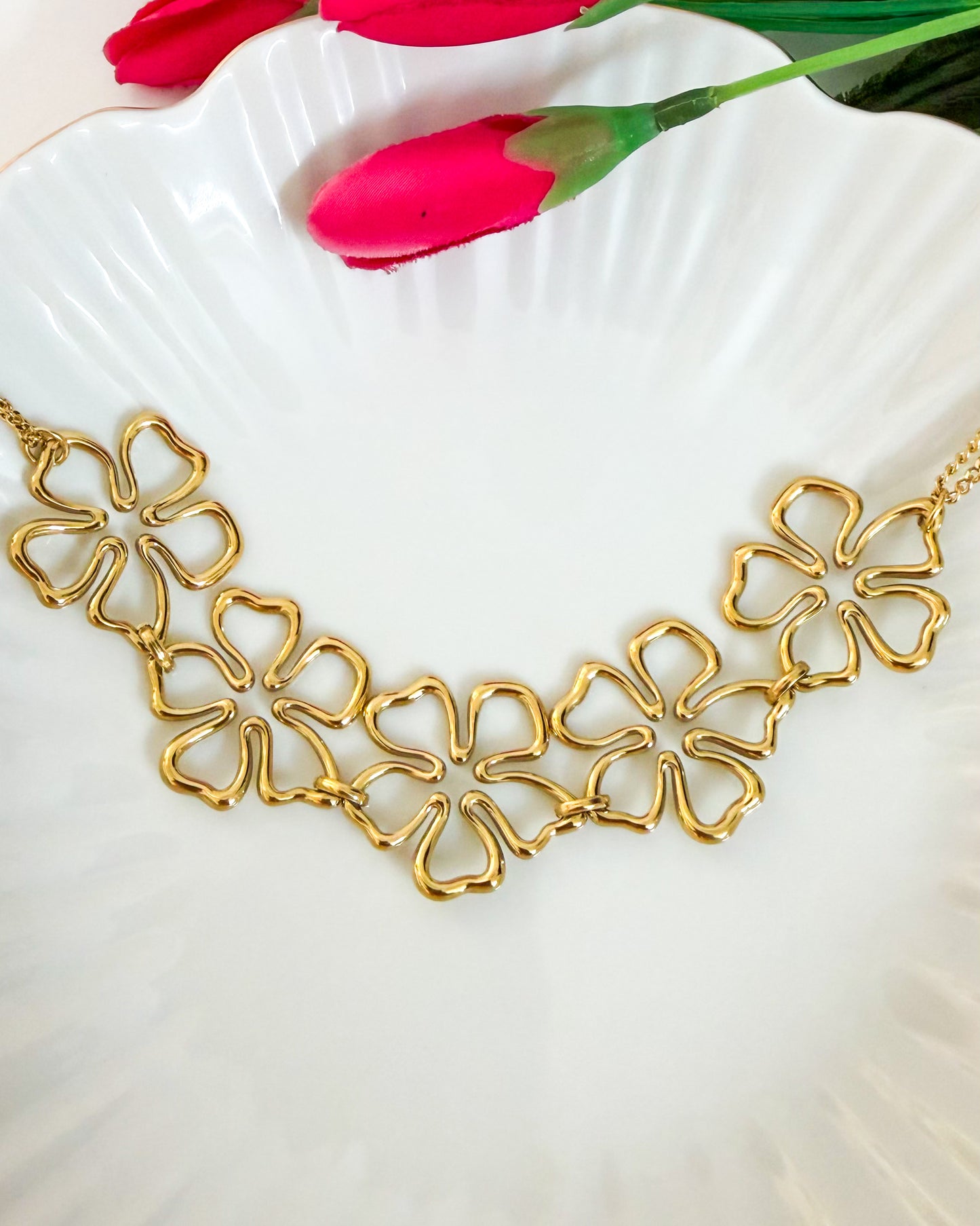 Trendy gold floral necklace
