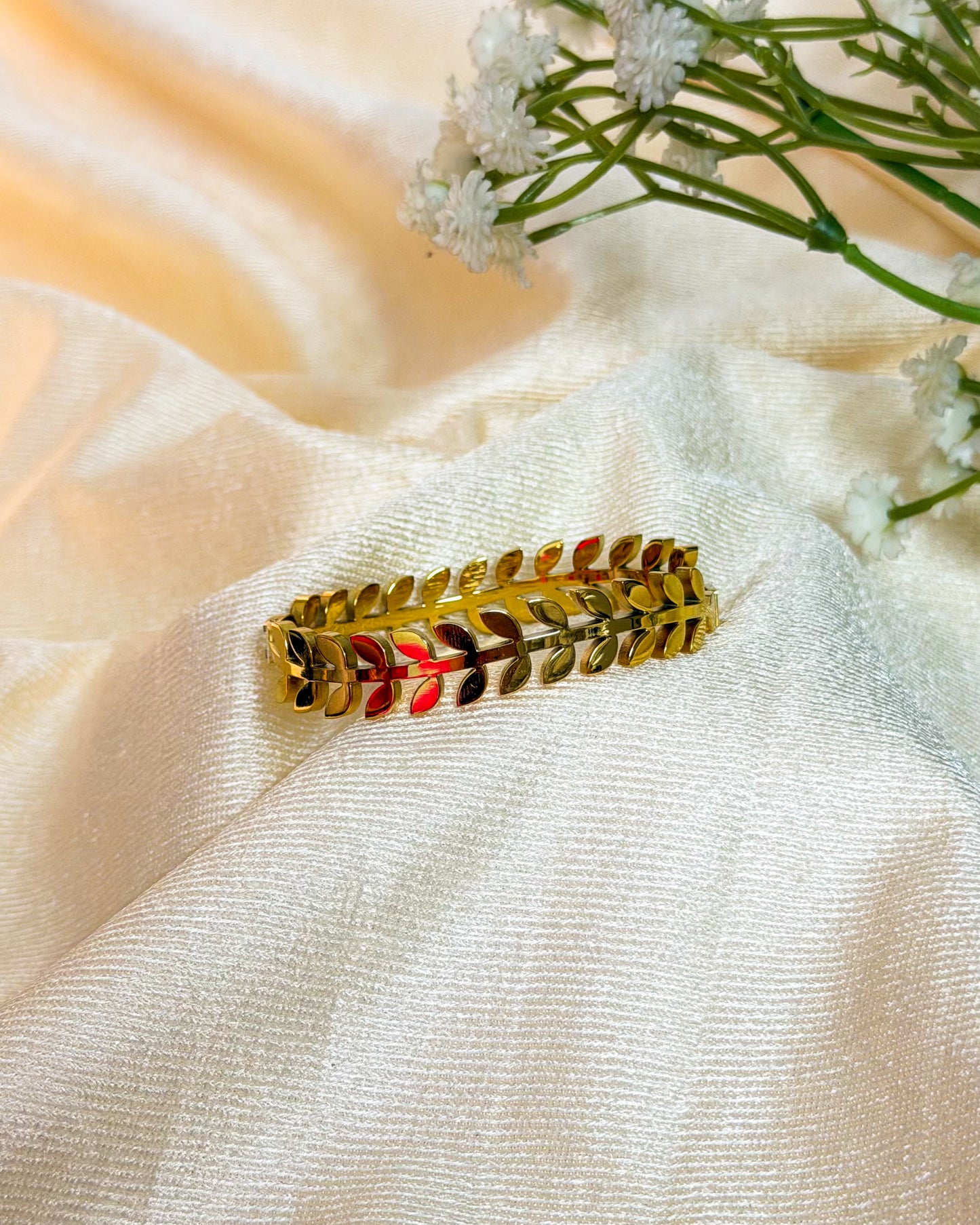 Leafy thin wrist bracelet