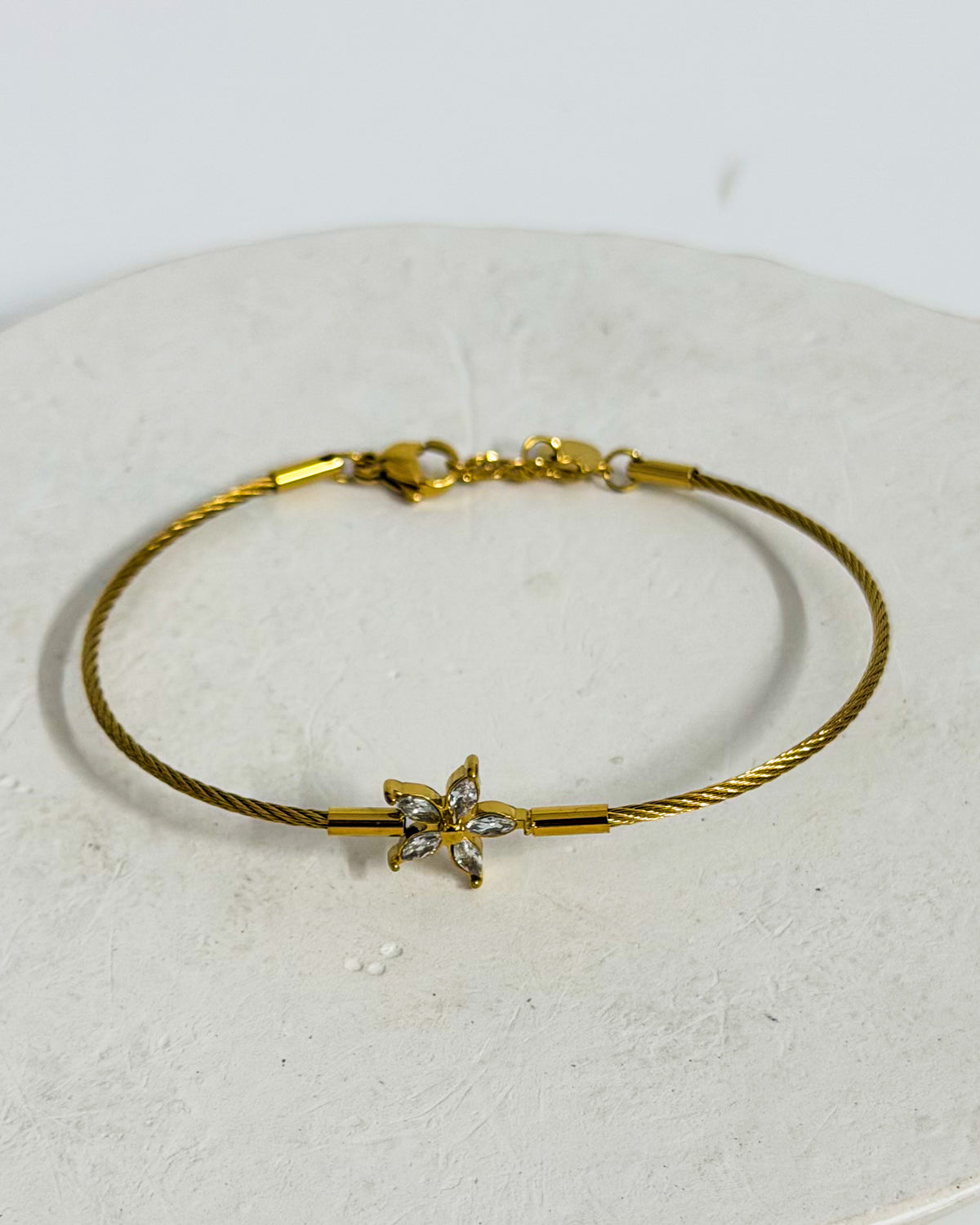 Minimal adjustable bracelet