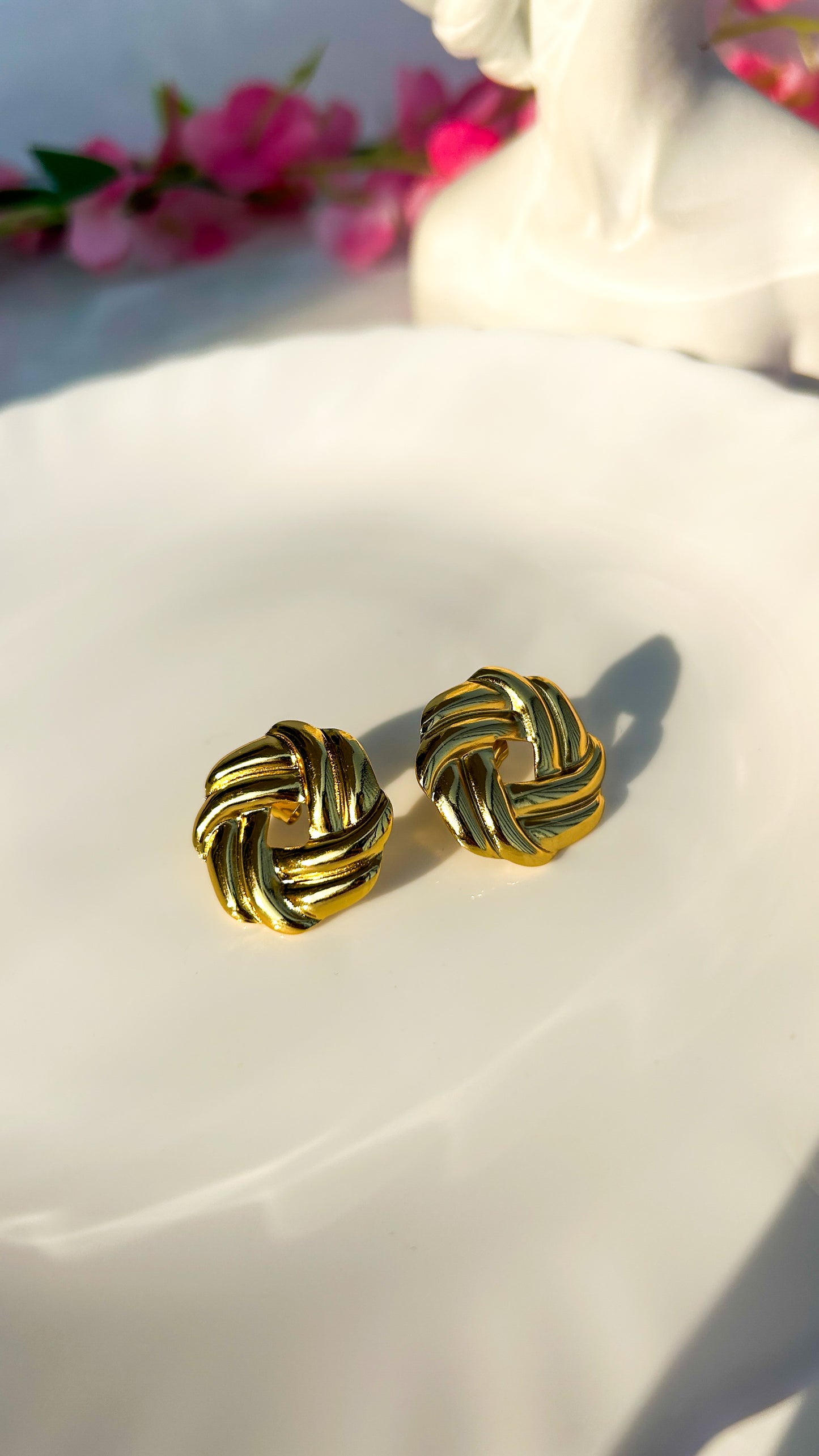 Knot patterned studs ( medium)