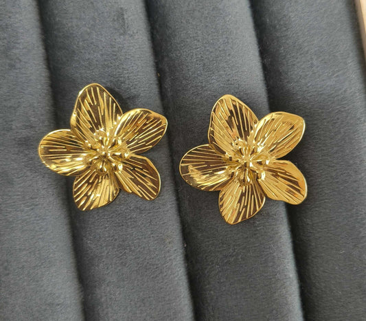 Flower statement, earring ￼