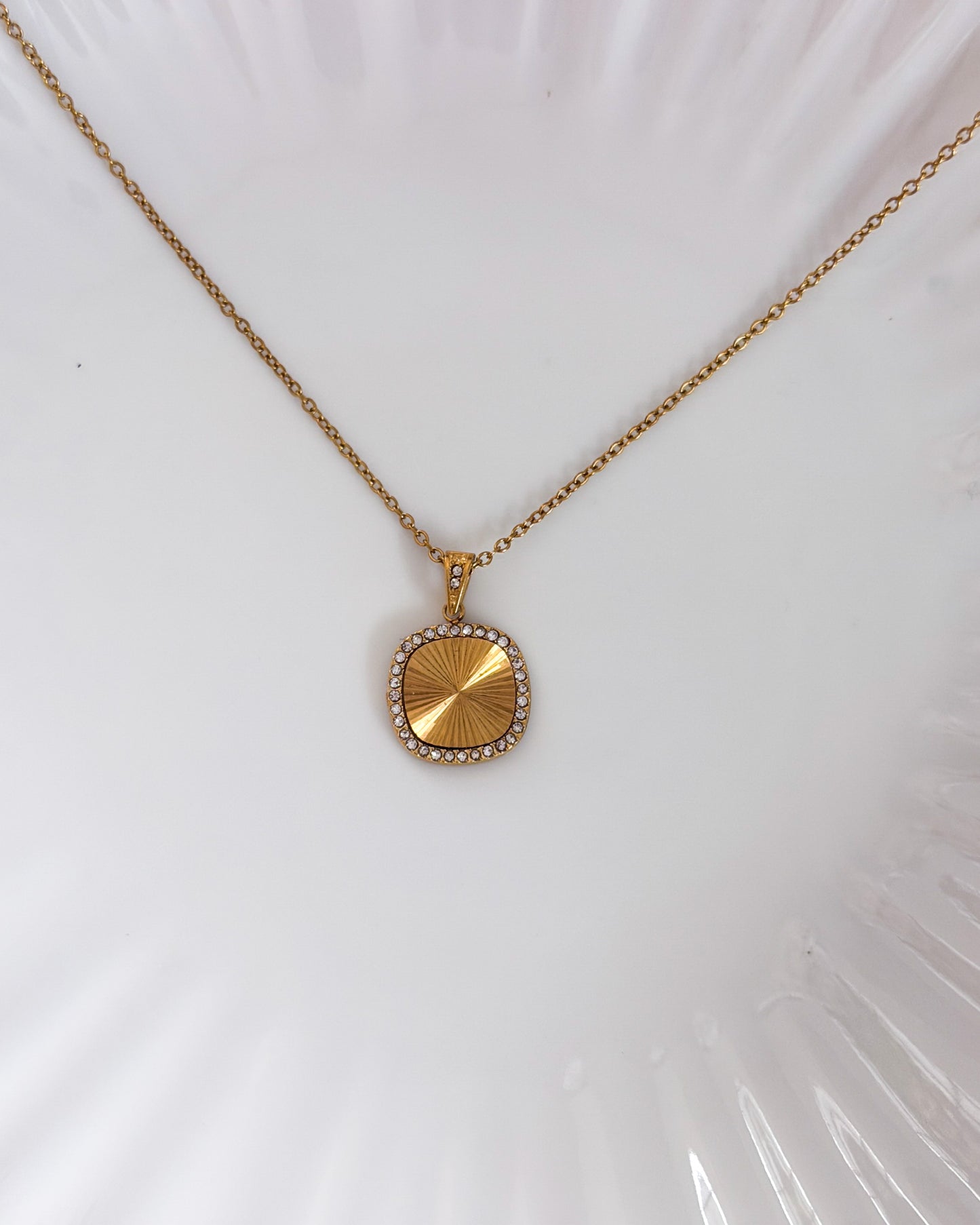 Statement shiny necklace