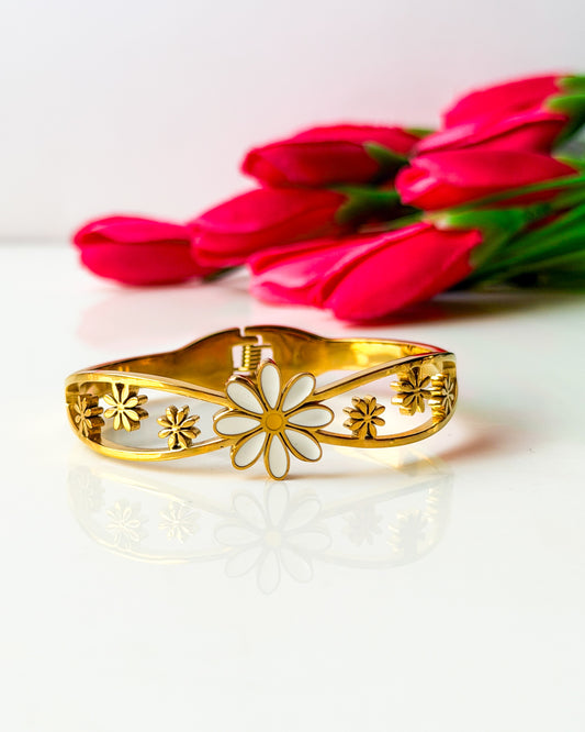 Lacey daisy thin wrist/ baby size bracelet