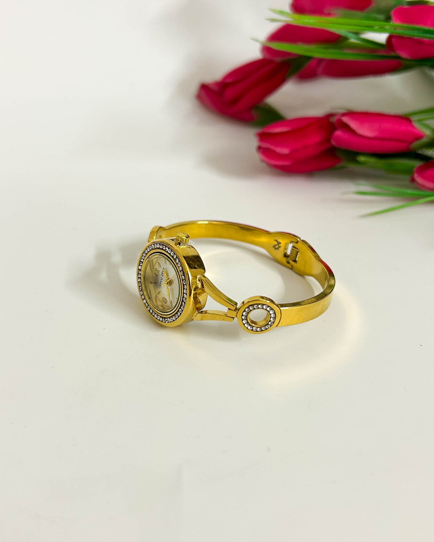 Round thin wrist baby size watch