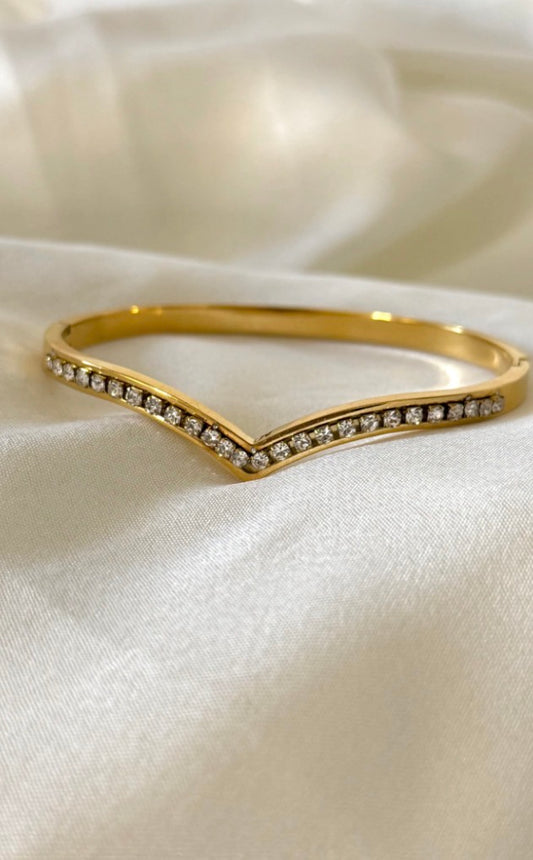 Studded v shape thin wrist bracelet