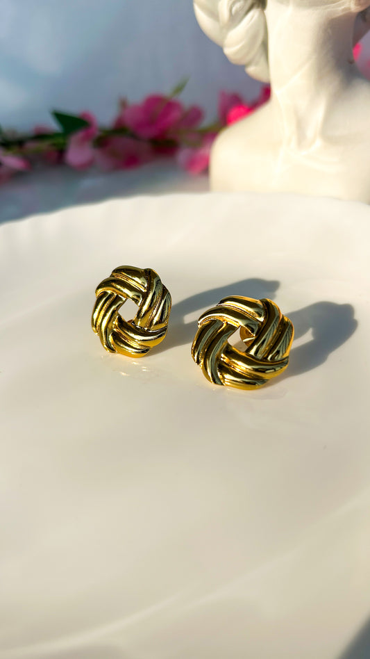 Knot patterned studs ( medium)